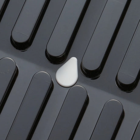 Praktisk oppvaskstativ i svart med plass til kopper og tallerkener