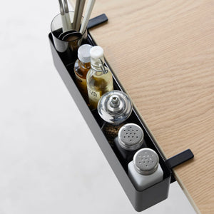 Bordkurv i hvitt stål med skillevegger til hjemmekontor og stue