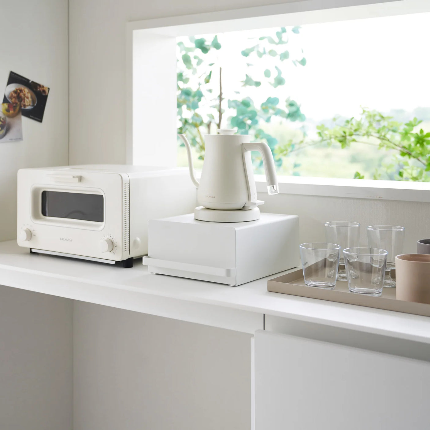 Oppbevaringsskuff i hvitt stål til kapsler, teposer og småting