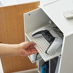 Spill organizer med åpen bakside for lufting og kabelstyring