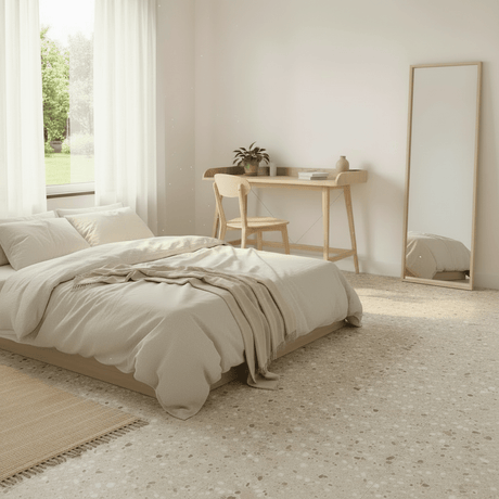 Lyst soverom med Sahara beige selvklebende terrazzo-fliser på gulvet. - Lindas dekor 