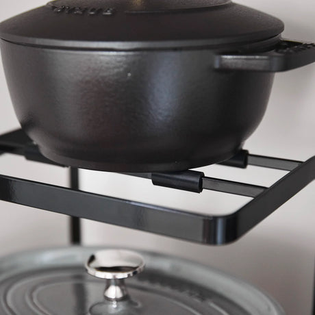 Svart kjøkkenstativ for gryter, lokk og små kjøkkenartikler