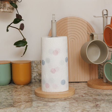 Praktisk holder for kjøkkenpapir med rund base og plassbesparende design