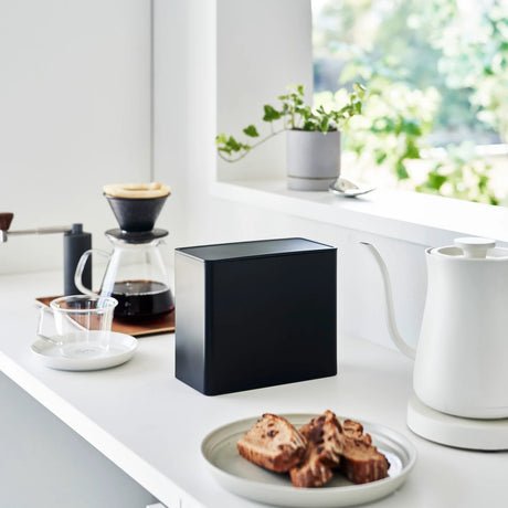 Moderne filterboks i sort til organisering av kaffefilter og småting