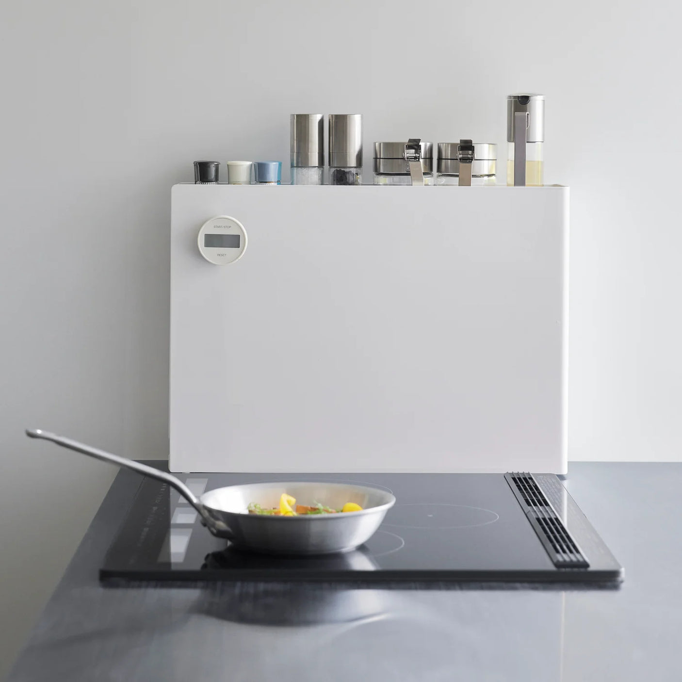 oppbevaring til krydderglass, olje og flasker med topplate