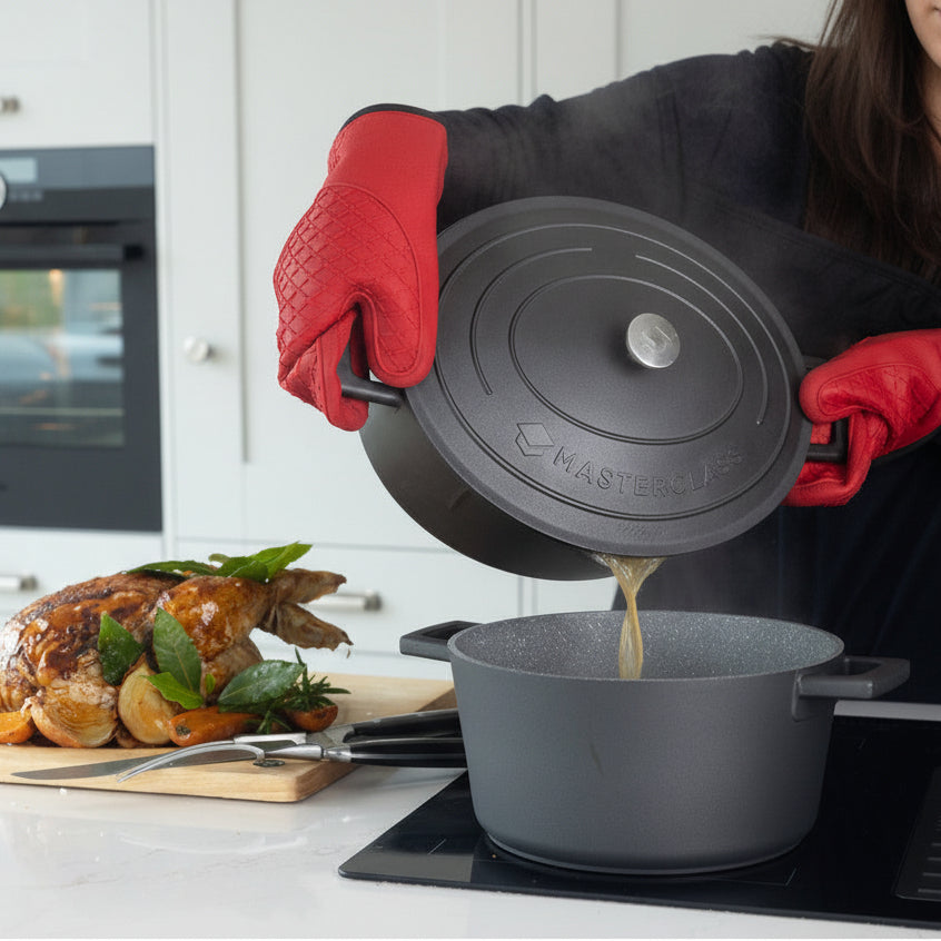 Romslig sort gryte med lokk til stek, supper og langtidskoking