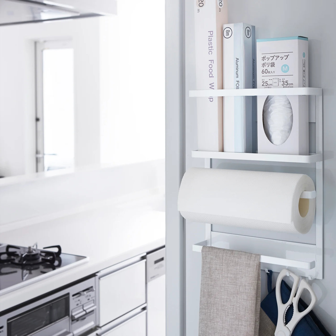 Hvit magnetisk organizer til kjøkkenredskaper og kjøkkenpapir