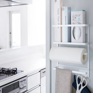 Hvit magnetisk organizer til kjøkkenredskaper og kjøkkenpapir