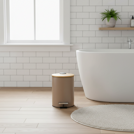 Brun avfallsbøtte med fotpedal og lokk i bambus