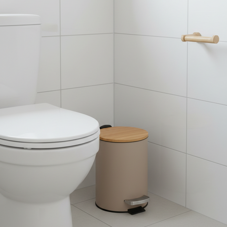 Liten brun pedalbøtte til bad med praktisk innerbøtte