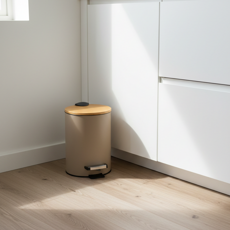 Dekorativ søppelbøtte i brun metall og bambus til små rom