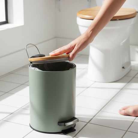Liten søppelbøtte til bad i grønn metallfinish med trelokk