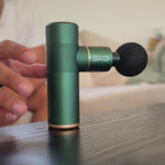 Ergonomisk designet massasjepistol med flere hastighetsnivåer.