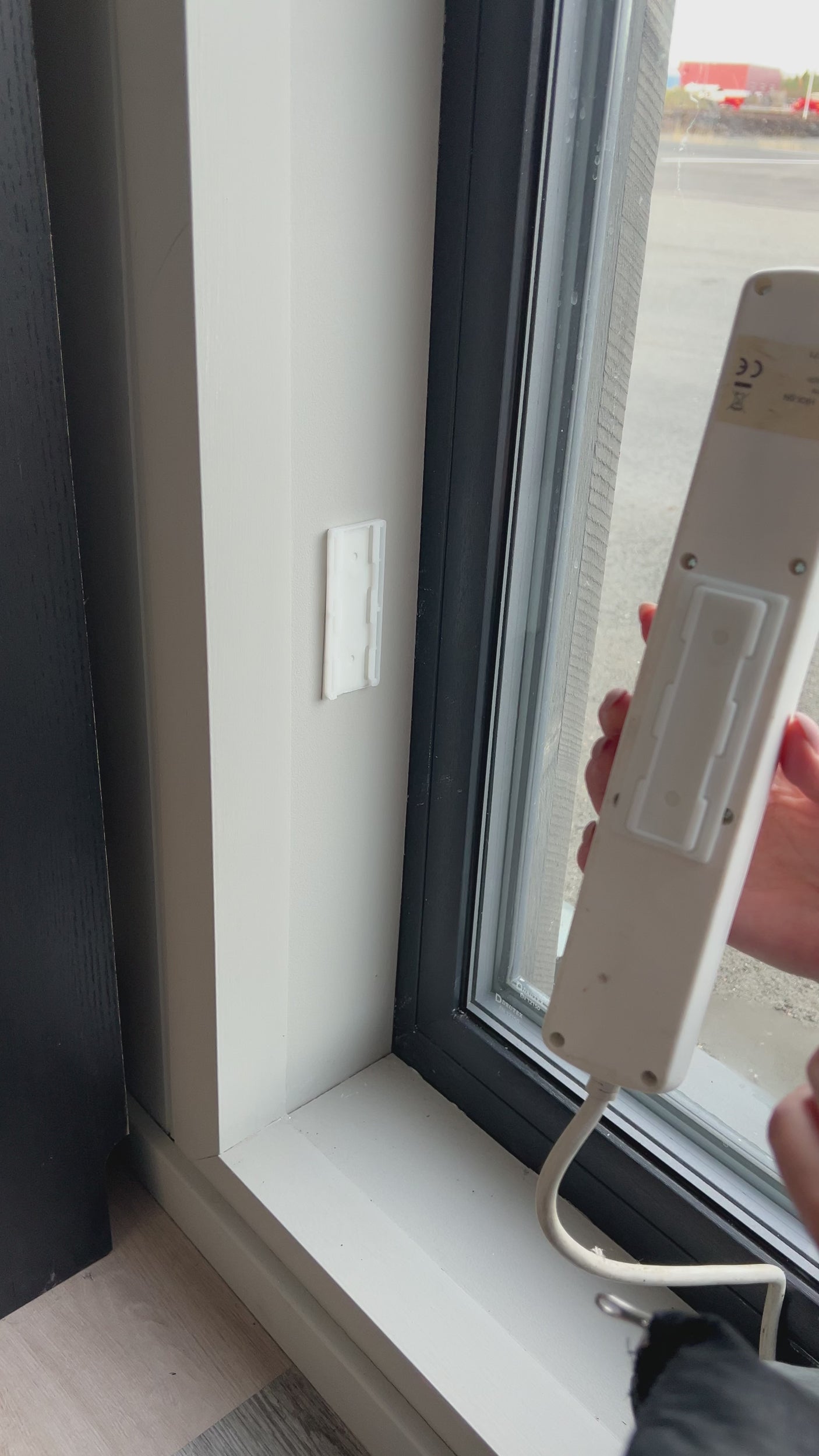 Praktisk ledningsholder med selvklebende bakside for ryddig montering