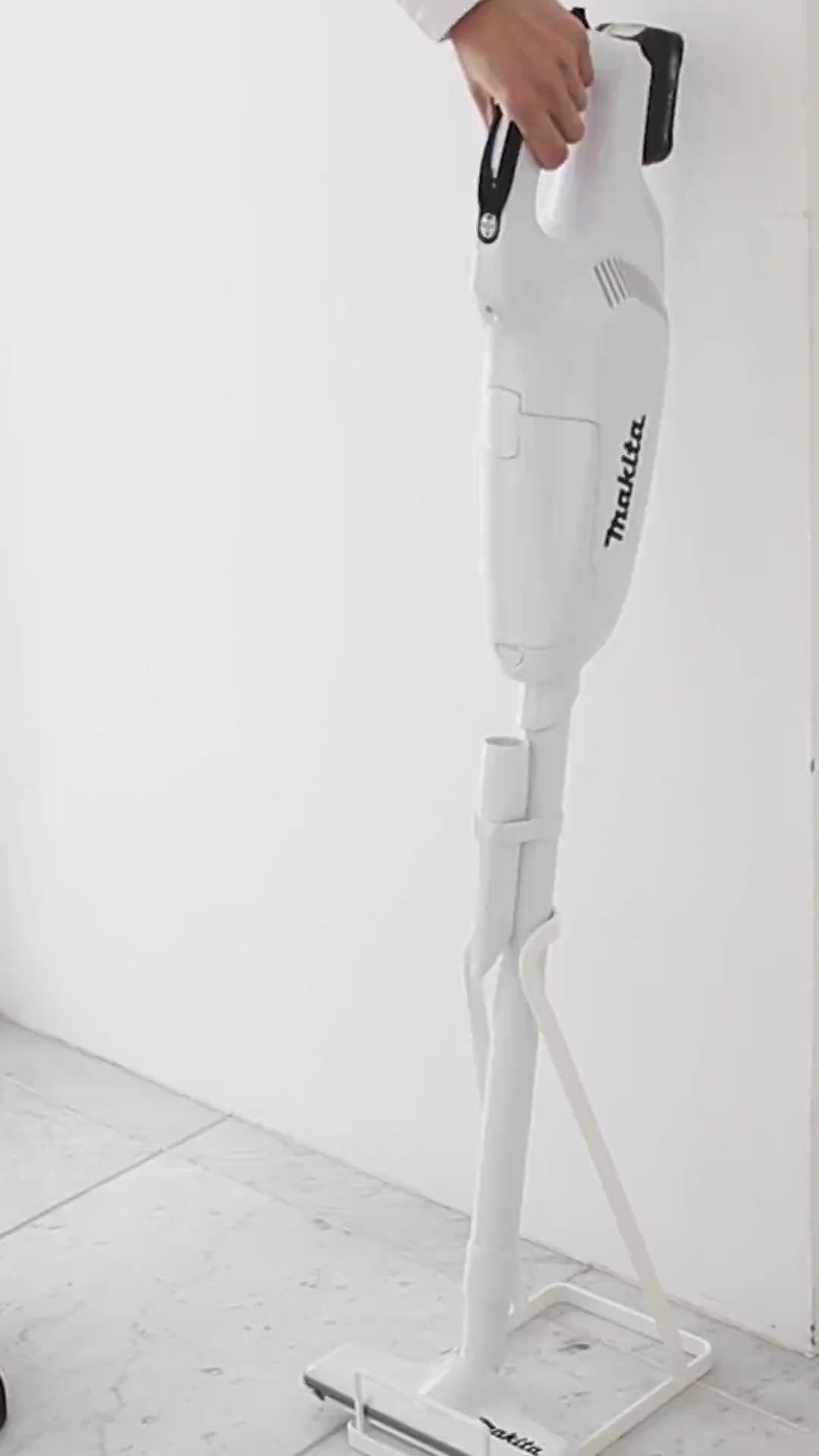 Gulvstativ i svart stål for ryddig oppbevaring av støvsuger