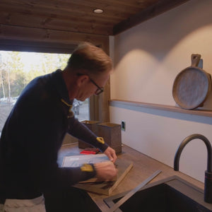 Halvor Bakke fra Eventyrlig oppussing monterer selvklebende fliser på kjøkken og snakker om erfaring