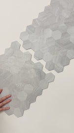 Selvklebende sekskantfliser i lys grå steinlook – moderne veggfliser som passer perfekt på kjøkken eller bad for et stilrent og tidløst uttrykk