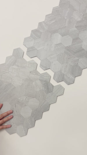 Selvklebende sekskantfliser i lys grå steinlook – moderne veggfliser som passer perfekt på kjøkken eller bad for et stilrent og tidløst uttrykk