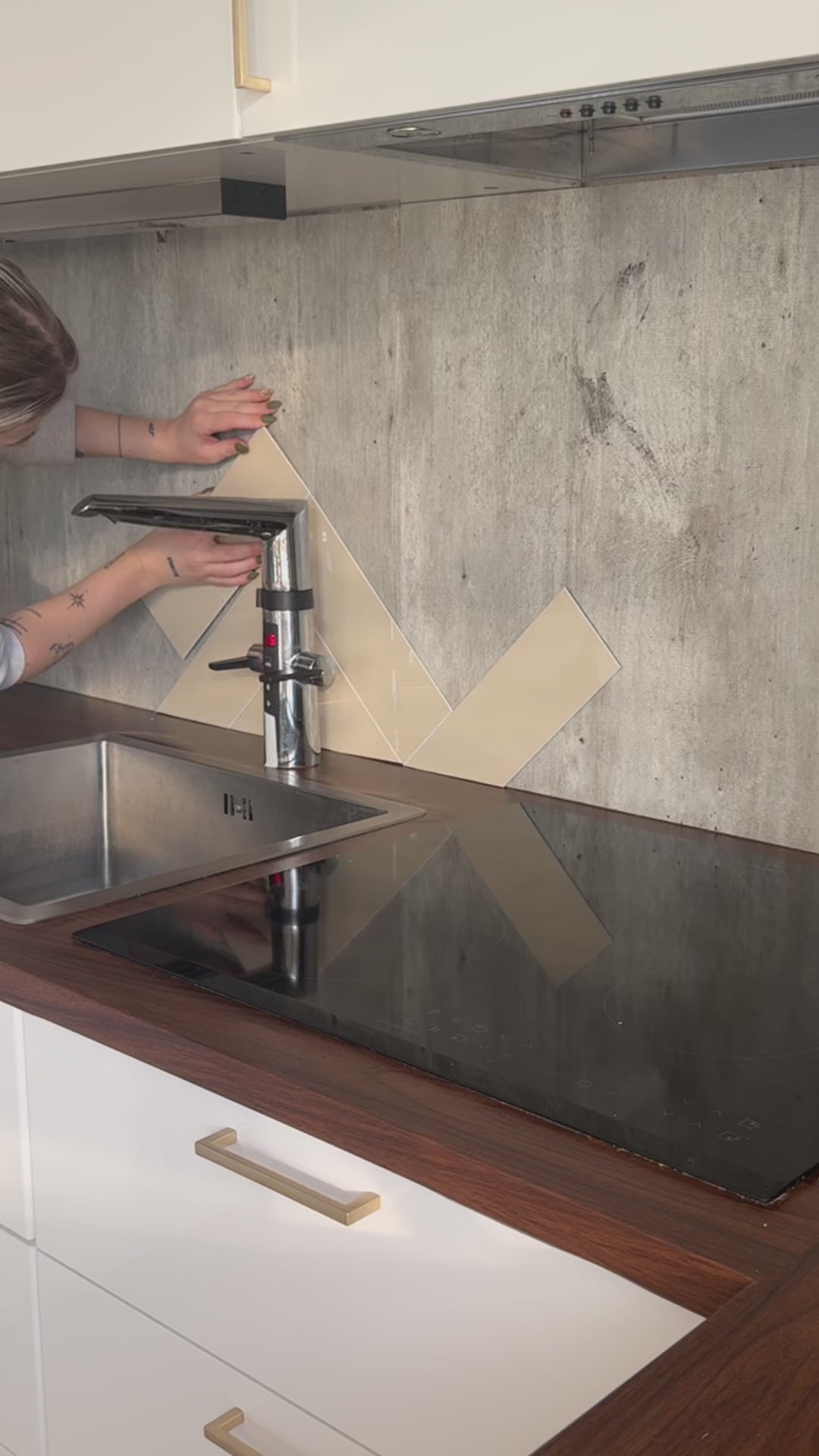 Moderne beige veggfliser i selvklebende design, perfekt til rask oppussing av kjøkken eller bad.