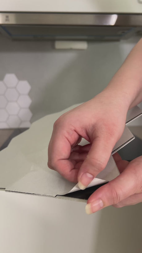 Sekskantede fliser med grå marmorering og ferdig fug i grått.