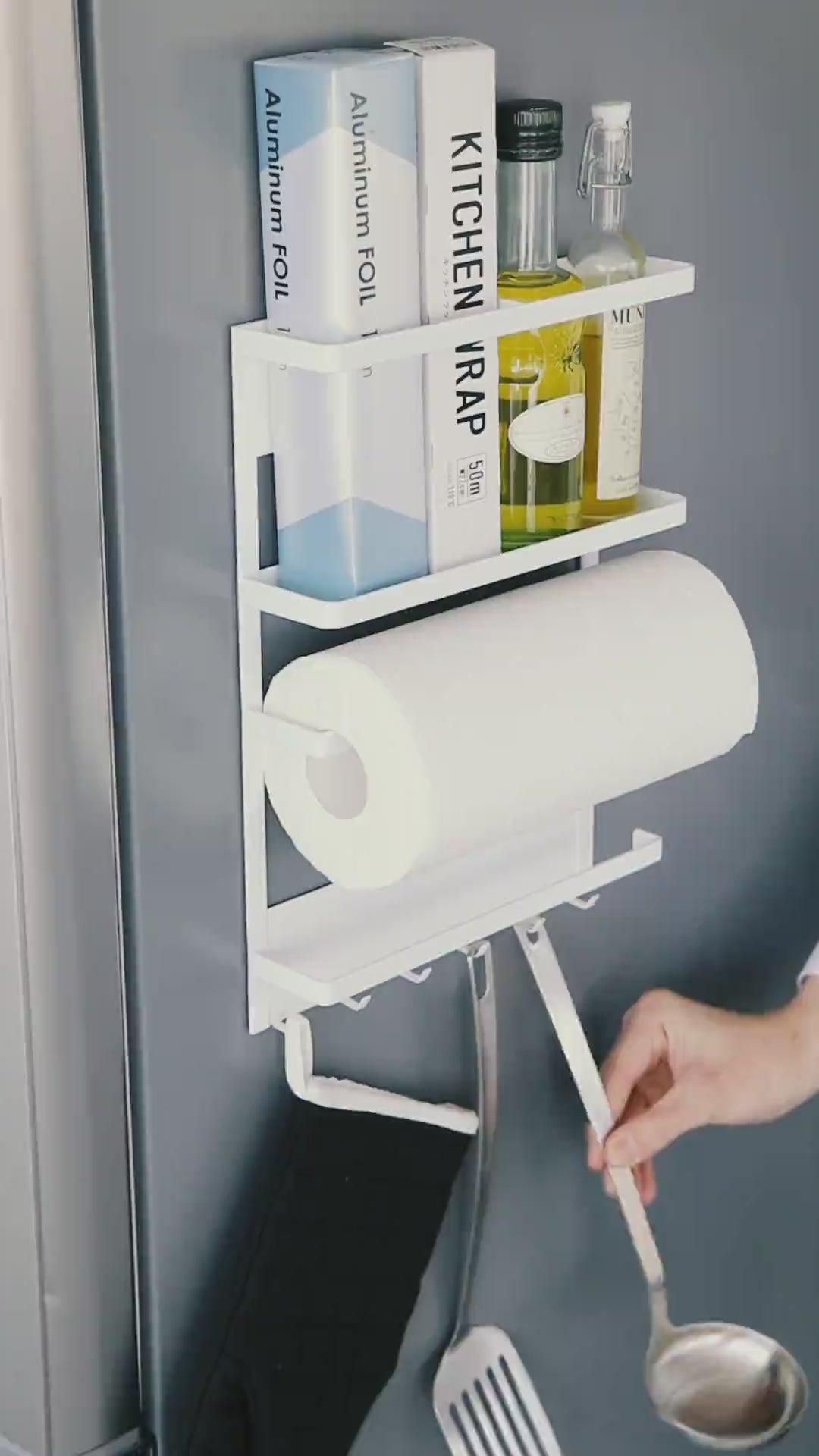 Hvit kjøkkenhylle med magnetfeste for kjøkkenpapir og folie