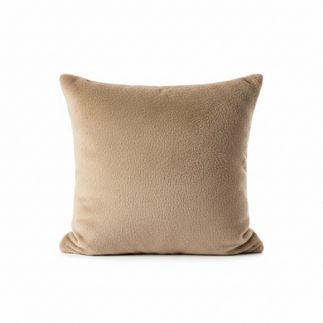 Dekorativt beige putetrekk med myk pelslook i stue