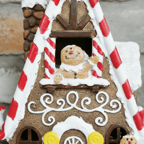 Glitrande pepparkakshus som julpynt – detaljerad design med nostalgisk utseende