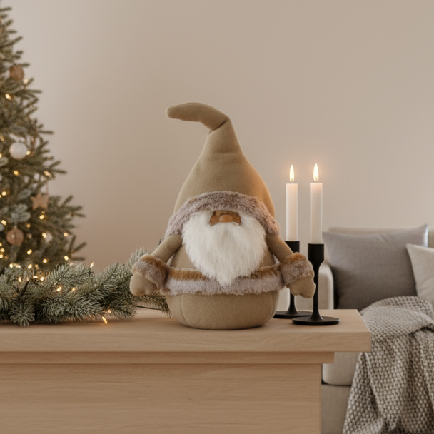 Dekorativ nissefigur Brodie i beige, sittende med hendene ut.