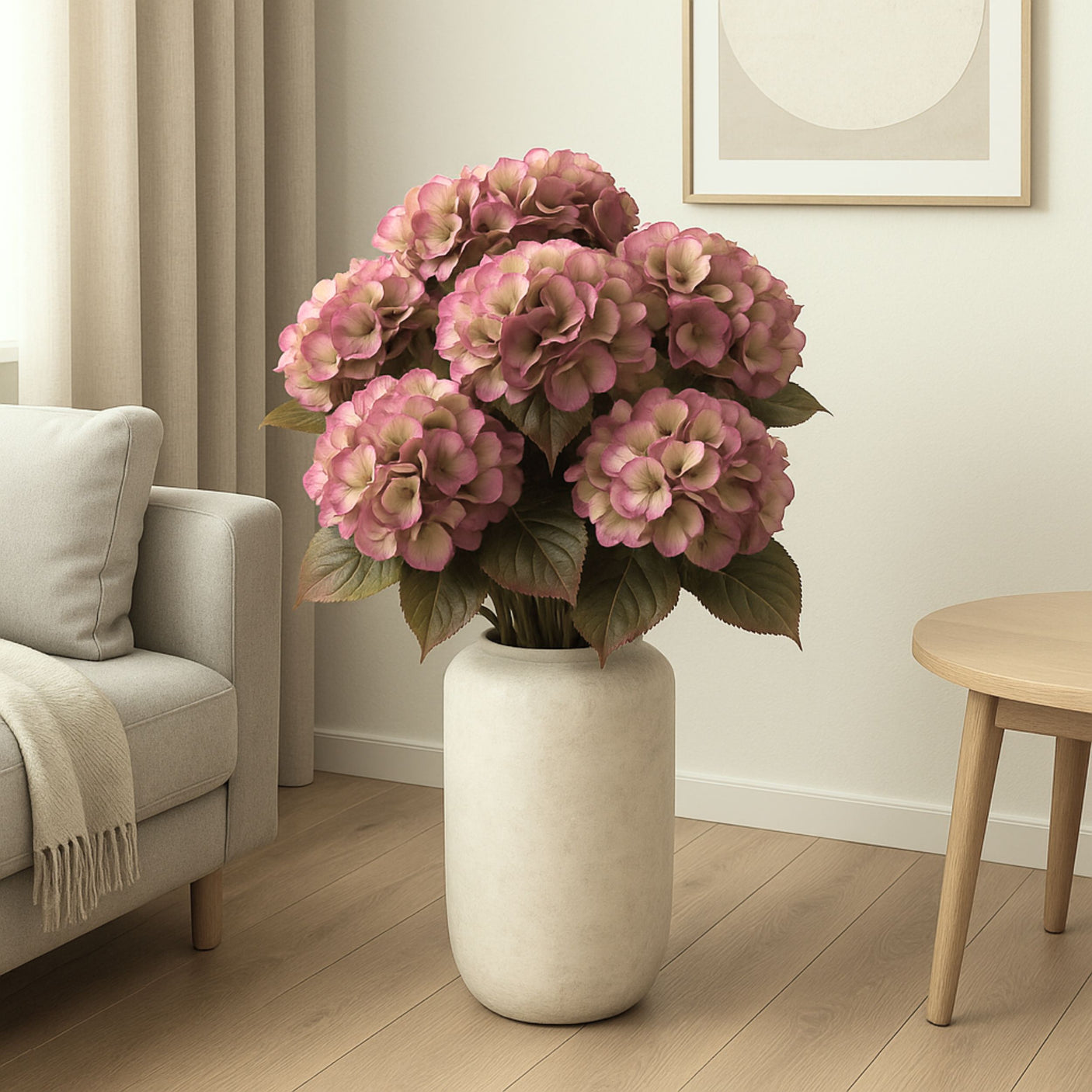 Kunstig hortensia i rosa nyanser plassert i hvit vase, perfekt som vedlikeholdsfri dekorasjon i moderne stue med naturlige toner.