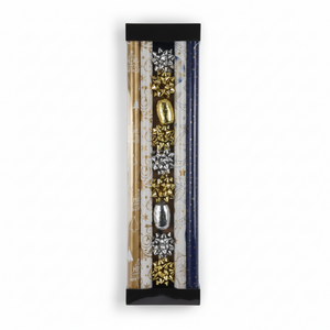 gavepapirsett med 4 ruller innpakningspapir i gull, hvitt og blått med julemotiv – inkludert matchende gull- og sølvsløyfer.