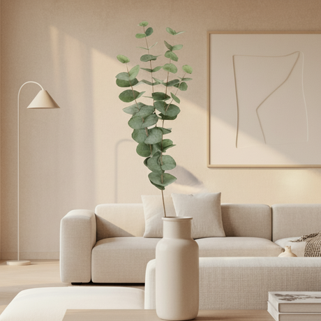 Kunstig eucalyptusplante fra Mr. Plant i hvit vase på stuebord