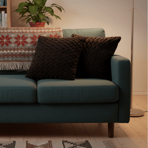 Dekorativt putetrekk i sort flettet velur for sofa og seng