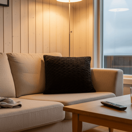 Flettet sort putetrekk kombinert med blå sofa