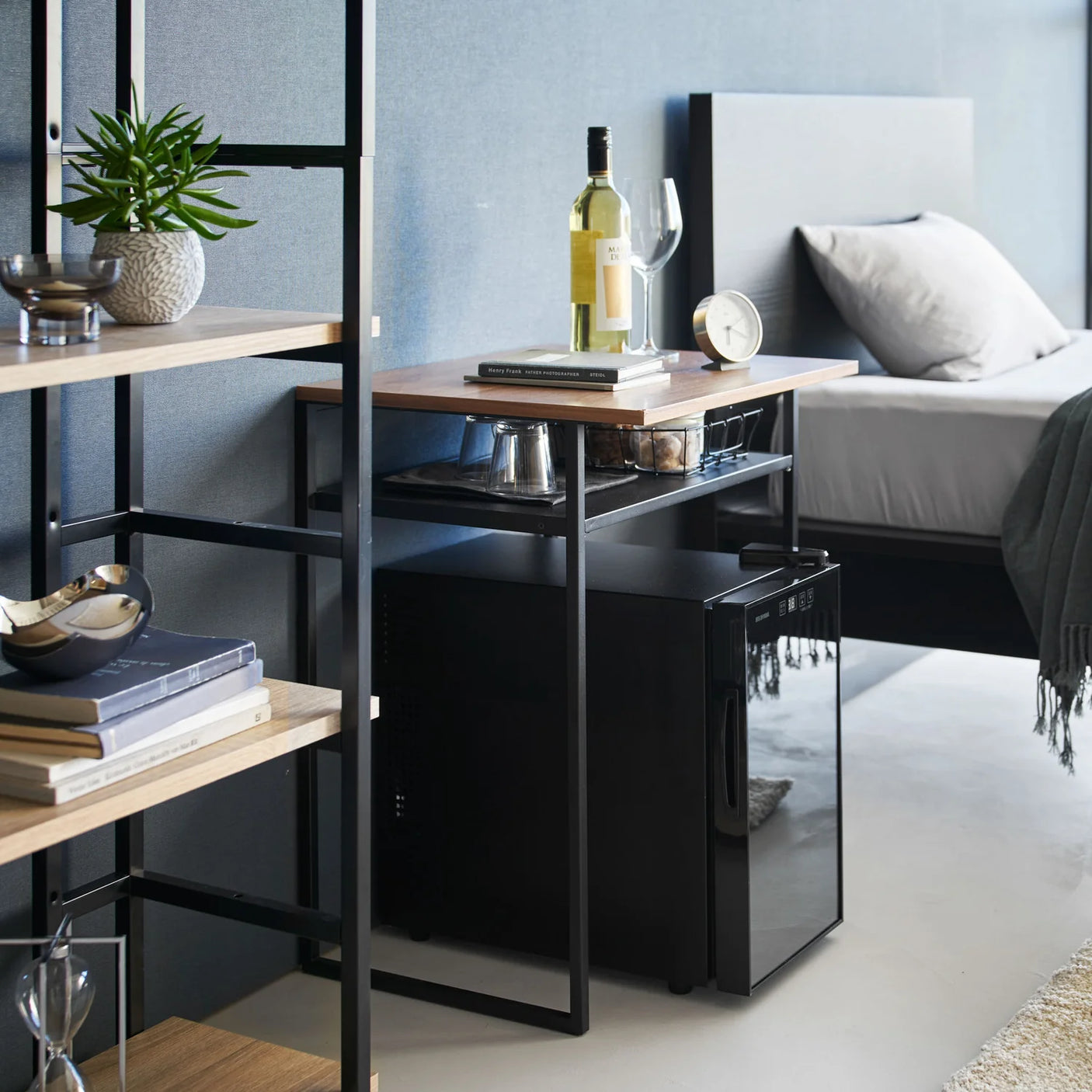 Praktisk sidebord med oppbevaring og uttrekkbar hylle i metall og tre