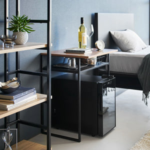 Praktisk sidebord med oppbevaring og uttrekkbar hylle i metall og tre