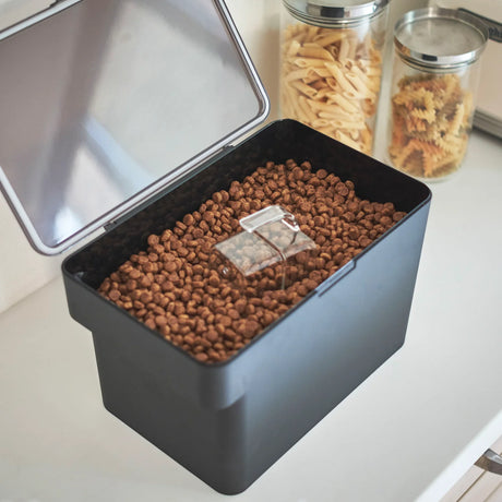 Svart oppbevaringsboks til tørrfôr med gjennomsiktig lokk