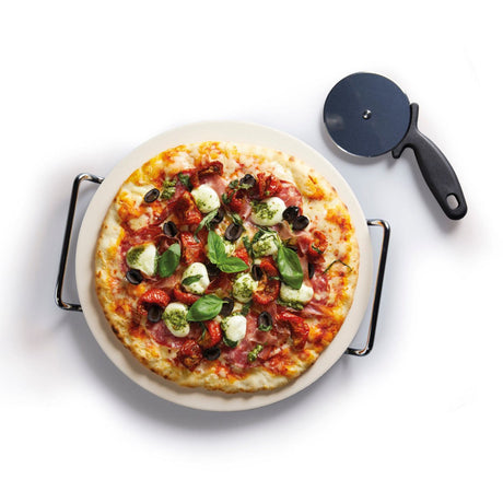 Pizzastein i keramikk med serveringsstativ og pizzahjul 33 cm - Lindas Dekor Pizzastein