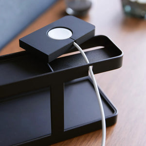 Ladestativ i sort for organisering av mobil, nettbrett og tilbehør