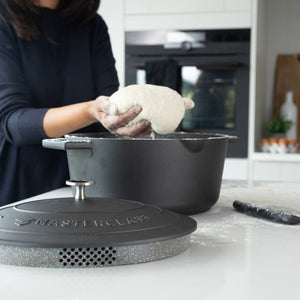Gryte til induksjon og ovn med lokk og praktisk silfunksjon