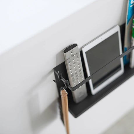 Oppbevaringshylle til vegg med kroker sort