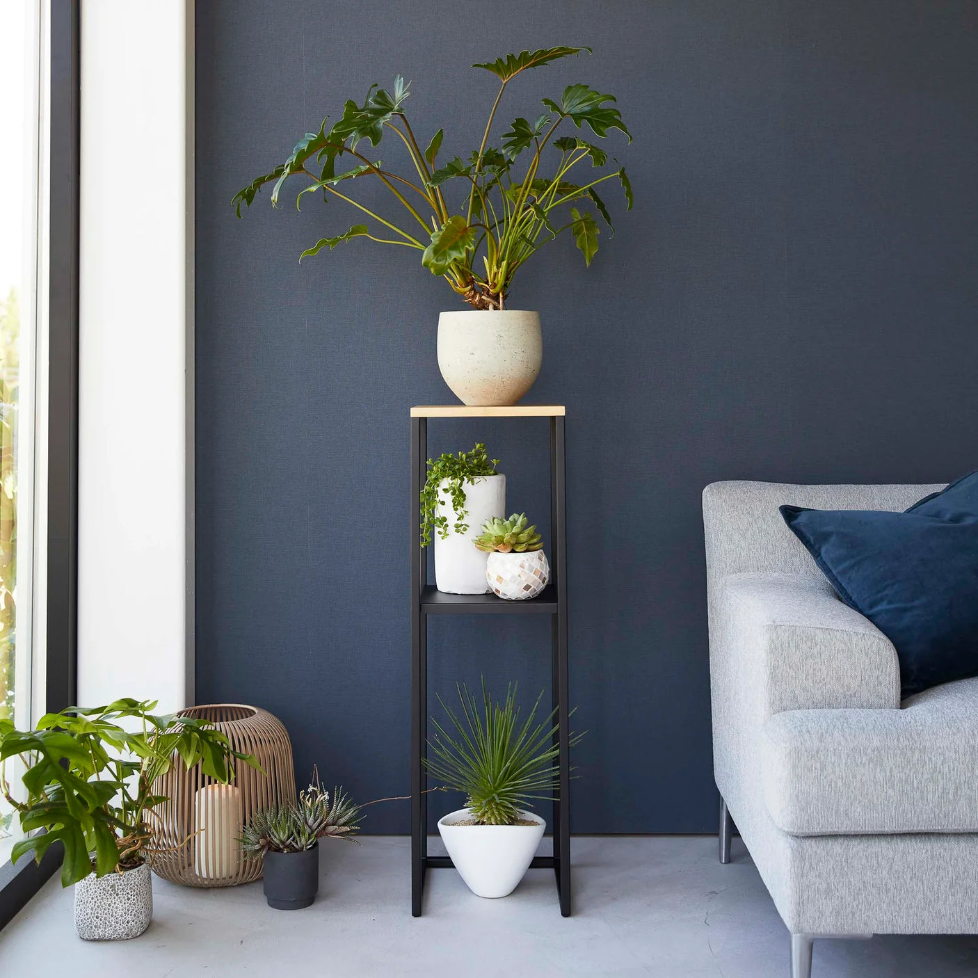 Smal stålhylle med naturfarget bambustopp og nederste oppbevaringsflate