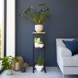 Smal stålhylle med naturfarget bambustopp og nederste oppbevaringsflate