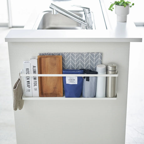 Hvit vegghylle med kroker i stål til kjøkken og oppbevaring