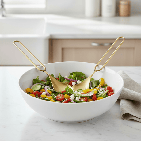 Salatskål med nydelig salatbestikk