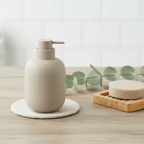 Zone Denmark SENSU såpedispenser i taupe på lys bakgrunn