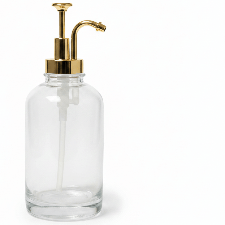 Klar glassdispenser med gullpumpe og avrundet form til sirup eller honning. - Lindas dekor