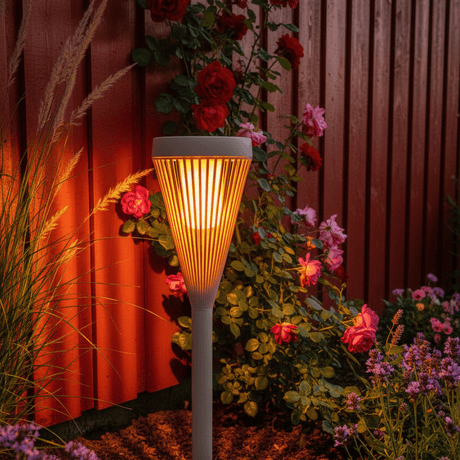 Solflammlampe ved rød norsk hegn