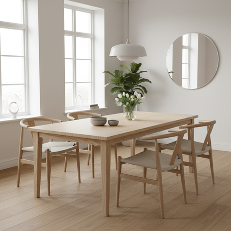 Spisebord i lyst lønn treverk