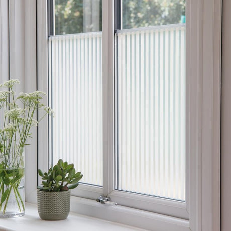 Vindusfolie med hvite striper på glassdør
