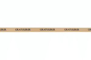 Beige gavebånd med repeterende sort «Gratulerer»-tekst vist i full bredde på hvit bakgrunn. - Lindas dekor 